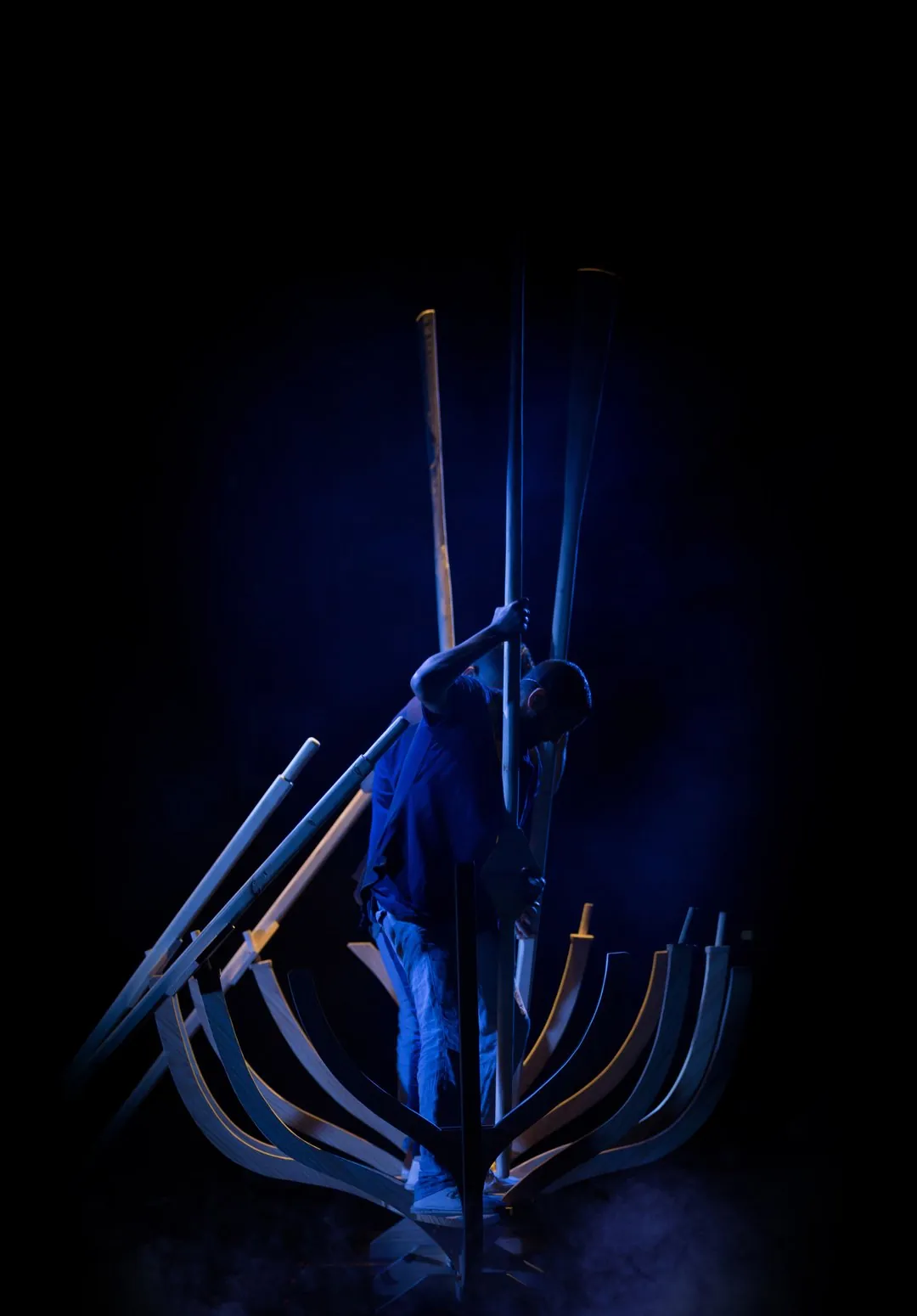 Escena del espectáculo Arona: la barca iluminada en azul